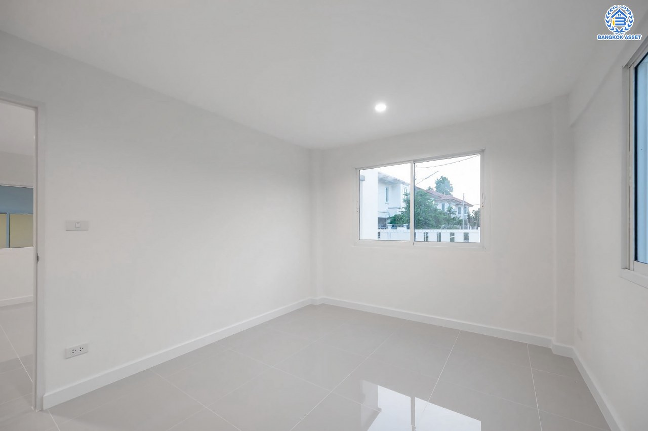 บ้านมือสองตกแต่งใหม่ โครงการ กฤษดานคร18 พุทธมณฑลสาย3 เนื้อที่ 74 ตร.ว. บนพื้นที่ใช้สอย 158.9 ตร.ม. อีกระดับของฟังก์ชัน 4 ห้องนอน 3 ห้องน้ำ จอดรถได้ 2 คัน พร้อม 1 ห้องอเนกประสงค์สุด Private ที่สามารถปรับการใช้งานได้หลากหลาย บนทำเลศักยภาพเชื่อมต่อหลายเส้นทาง ใกล้เซ็นทรัลปิ่นเกล้า ม.มหิดล และทางด่วน "ศรีรัช"